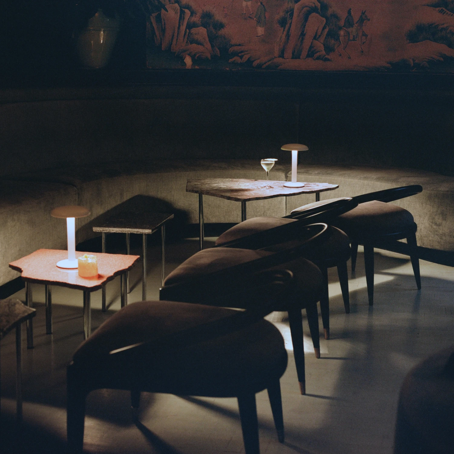 FLOS Gustave LED Table Lamp Battery 927 White 6 FLOS Gustave LED Table Lamp Battery 927 White - Image 4